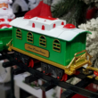 Fenyőfára szerelhető zenélő, világító, elemes karácsonyi vonat télapóval