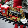 Fenyőfára szerelhető zenélő, világító, elemes karácsonyi vonat télapóval