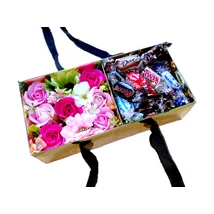 BoxEnjoy - arany box ajándékdoboz rózsaszín szappanrózsával - Celebrations csokoládé válogatás