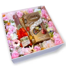 BoxEnjoy -  kocka desszert doboz - szappanrózsa, LINDOR Assorted Tej-, Fehér- És Étcsokoládé Válogatás Lágyan Olvadó Töltelékkel 200 g és Törley Charmant Rosé Fehér Édes Pezsgő 0,2 l