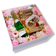 BoxEnjoy -  kocka desszert doboz - szappanrózsa, LINDOR Assorted Tej-, Fehér- És Étcsokoládé Válogatás Lágyan Olvadó Töltelékkel 200 g és Törley Gála Száraz Pezsgő 0,2 l