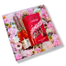 BoxEnjoy -  kocka desszert doboz - szappanrózsa, LINDOR Tejcsokoládé Pralinék Lágyan Olvadó Töltelékkel és Törley Charmant Rosé Fehér Édes Pezsgő 0,2 l