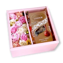 BoxEnjoy -  kocka desszert doboz - szappanrózsa, LINDOR Assorted Tej-, Fehér- És Étcsokoládé Válogatás Lágyan Olvadó Töltelékkel, 200g