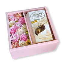 BoxEnjoy -  kocka desszert doboz - szappanrózsa, LINDOR Fehércsokoládé Pralinék Lágyan Olvadó Töltelékkel, 200g