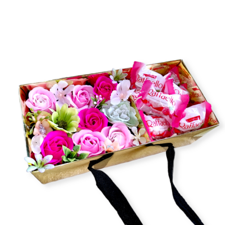BoxEnjoy - arany box ajándékdoboz rózsaszín szappanrózsával - Málnás Raffaello-val